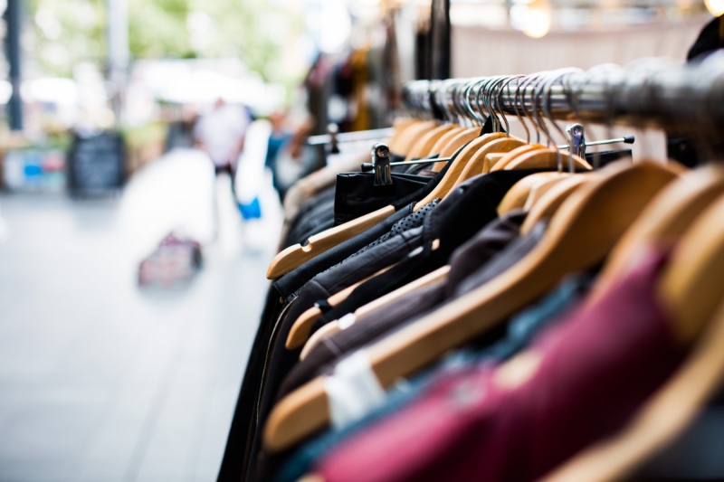 vente-ST JEANNET-min_blur_close_up_focus_hanger_jacket_market_people_rack-1176303