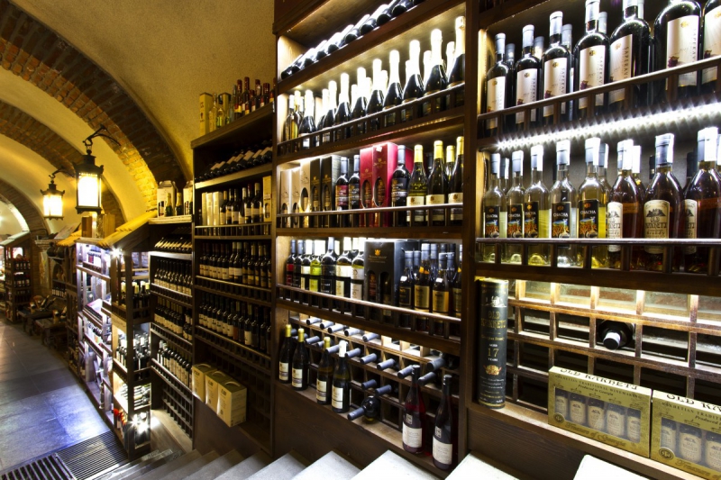 vente-ST JEANNET-min_world_street_travel_shop_canon_georgia_wine_bottles-429767